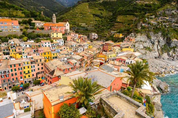 Vernazza, İtalya - 5 Mayıs 2016: La Spezia, Liguria, İtalya eyaletinin küçük bir kasabası olan Vernazza'nın (Vulnetia) havadan görünümü. Cinque Terre, Unesco Dünya Mirası Listesi'ndeki topraklardan biri.