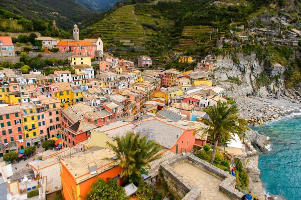 Vernazza, İtalya - 5 Mayıs 2016: La Spezia, Liguria, İtalya eyaletinin küçük bir kasabası olan Vernazza'nın (Vulnetia) havadan görünümü. Cinque Terre, Unesco Dünya Mirası Listesi'ndeki topraklardan biri.