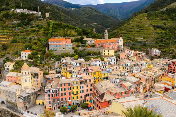 Vernazza, İtalya - 5 Mayıs 2016: La Spezia, Liguria, İtalya eyaletinin küçük bir kasabası olan Vernazza'nın (Vulnetia) havadan görünümü. Cinque Terre, Unesco Dünya Mirası Listesi'ndeki topraklardan biri.