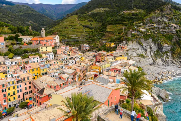 Vernazza, İtalya - 5 Mayıs 2016: La Spezia, Liguria, İtalya eyaletinin küçük bir kasabası olan Vernazza'nın (Vulnetia) havadan görünümü. Cinque Terre, Unesco Dünya Mirası Listesi'ndeki topraklardan biri.