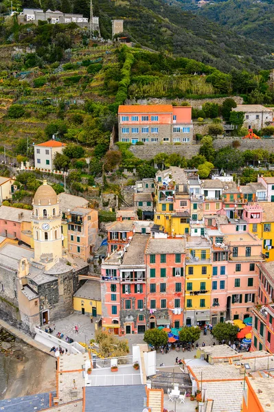 Vernazza, İtalya - 5 Mayıs 2016: La Spezia, Liguria, İtalya eyaletinin küçük bir kasabası olan Vernazza'nın (Vulnetia) havadan görünümü. Cinque Terre, Unesco Dünya Mirası Listesi'ndeki topraklardan biri.