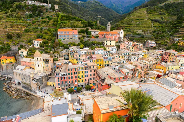 Vernazza, İtalya - 5 Mayıs 2016: La Spezia, Liguria, İtalya eyaletinin küçük bir kasabası olan Vernazza'nın (Vulnetia) havadan görünümü. Cinque Terre, Unesco Dünya Mirası Listesi'ndeki topraklardan biri.