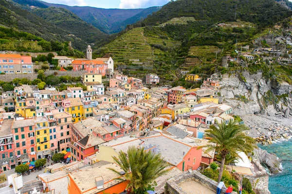 Vernazza, İtalya - 5 Mayıs 2016: La Spezia, Liguria, İtalya eyaletinin küçük bir kasabası olan Vernazza'nın (Vulnetia) havadan görünümü. Cinque Terre, Unesco Dünya Mirası Listesi'ndeki topraklardan biri.