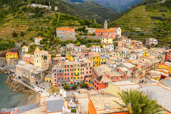 Vernazza, İtalya - 5 Mayıs 2016: La Spezia, Liguria, İtalya eyaletinin küçük bir kasabası olan Vernazza'nın (Vulnetia) havadan görünümü. Cinque Terre, Unesco Dünya Mirası Listesi'ndeki topraklardan biri.