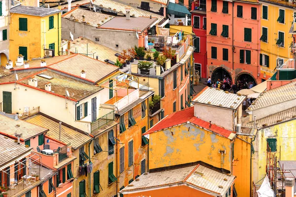 Vernazza, İtalya - 5 Mayıs 2016: İtalya'nın Liguria eyaletinin La Spezia eyaletinde küçük bir kasaba olan Vernazza'nın (Vulnetia) aerieal görünümü. Unesco Dünya Mirası Listesi'ndeki Cinque Terre topraklarından biri.