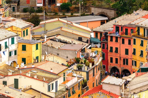 Vernazza, İtalya - 5 Mayıs 2016: İtalya'nın Liguria eyaletinin La Spezia eyaletinde küçük bir kasaba olan Vernazza'nın (Vulnetia) aerieal görünümü. Unesco Dünya Mirası Listesi'ndeki Cinque Terre topraklarından biri.