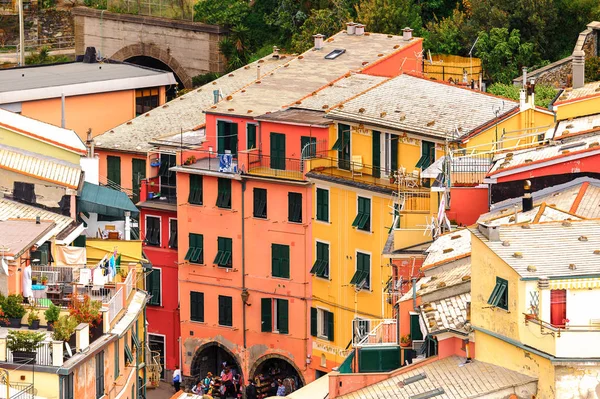 Vernazza, İtalya - 5 Mayıs 2016: İtalya'nın Liguria eyaletinin La Spezia eyaletinde küçük bir kasaba olan Vernazza'nın (Vulnetia) aerieal görünümü. Unesco Dünya Mirası Listesi'ndeki Cinque Terre topraklarından biri.