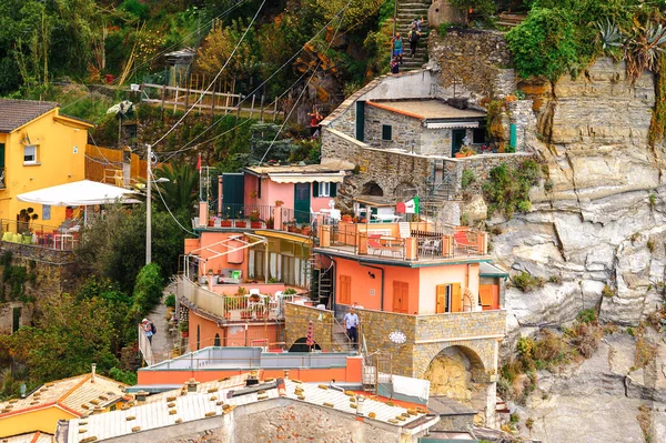 Vernazza, İtalya - 5 Mayıs 2016: İtalya'nın Liguria eyaletinin La Spezia eyaletinde küçük bir kasaba olan Vernazza'nın (Vulnetia) aerieal görünümü. Unesco Dünya Mirası Listesi'ndeki Cinque Terre topraklarından biri.