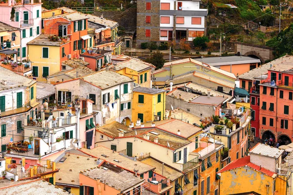 Vernazza, İtalya - 5 Mayıs 2016: İtalya'nın Liguria eyaletinin La Spezia eyaletinde küçük bir kasaba olan Vernazza'nın (Vulnetia) aerieal görünümü. Unesco Dünya Mirası Listesi'ndeki Cinque Terre topraklarından biri.