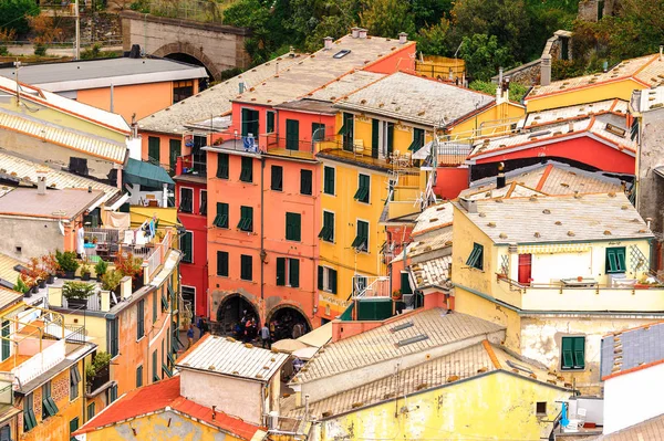 Vernazza, İtalya - 5 Mayıs 2016: İtalya'nın Liguria eyaletinin La Spezia eyaletinde küçük bir kasaba olan Vernazza'nın (Vulnetia) aerieal görünümü. Unesco Dünya Mirası Listesi'ndeki Cinque Terre topraklarından biri.