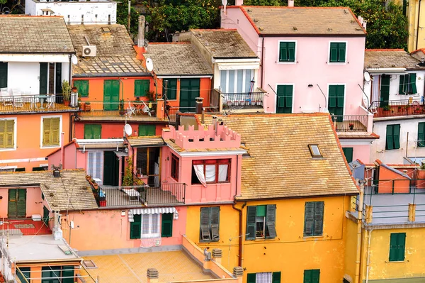 Vernazza, İtalya - 5 Mayıs 2016: İtalya'nın Liguria eyaletinin La Spezia eyaletinde küçük bir kasaba olan Vernazza'nın (Vulnetia) aerieal görünümü. Unesco Dünya Mirası Listesi'ndeki Cinque Terre topraklarından biri.