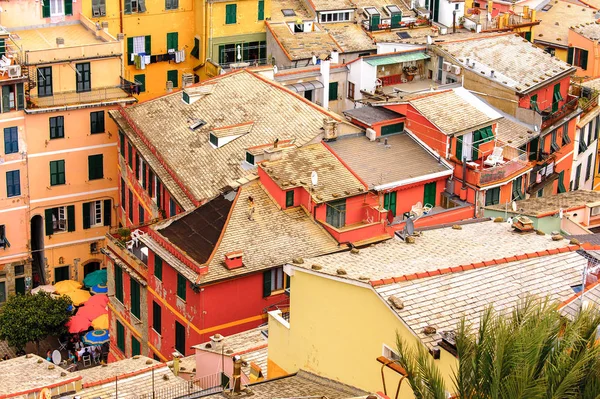 Vernazza, İtalya - 5 Mayıs 2016: İtalya'nın Liguria eyaletinin La Spezia eyaletinde küçük bir kasaba olan Vernazza'nın (Vulnetia) aerieal görünümü. Unesco Dünya Mirası Listesi'ndeki Cinque Terre topraklarından biri.
