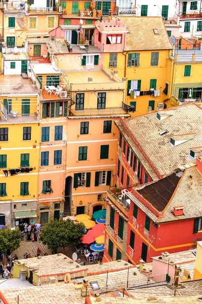 Vernazza, İtalya - 5 Mayıs 2016: İtalya'nın Liguria eyaletinin La Spezia eyaletinde küçük bir kasaba olan Vernazza'nın (Vulnetia) aerieal görünümü. Unesco Dünya Mirası Listesi'ndeki Cinque Terre topraklarından biri.