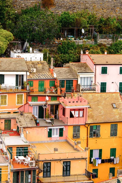 Vernazza, İtalya - 5 Mayıs 2016: İtalya'nın Liguria eyaletinin La Spezia eyaletinde küçük bir kasaba olan Vernazza'nın (Vulnetia) aerieal görünümü. Unesco Dünya Mirası Listesi'ndeki Cinque Terre topraklarından biri.
