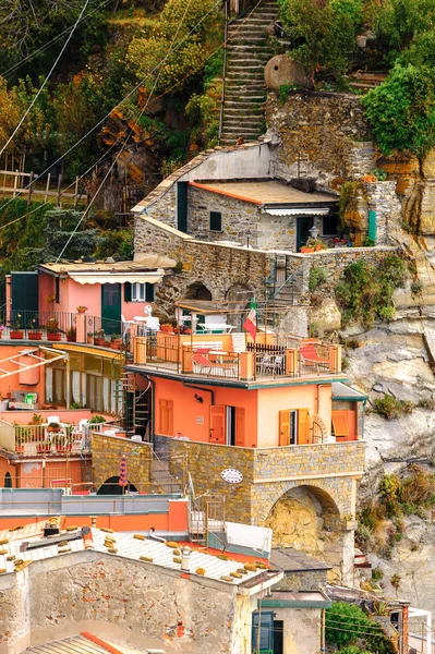 Vernazza, İtalya - 5 Mayıs 2016: İtalya'nın Liguria eyaletinin La Spezia eyaletinde küçük bir kasaba olan Vernazza'nın (Vulnetia) aerieal görünümü. Unesco Dünya Mirası Listesi'ndeki Cinque Terre topraklarından biri.