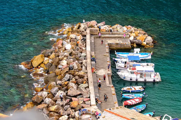 Vernazza, İtalya - 5 Mayıs 2016: La Spezia, Liguria, İtalya'da küçük bir kasaba olan Vernazza limanının tekneleri (Vulnetia). Unesco Dünya Mirası Listesi'ndeki Cinque Terre topraklarından biri.