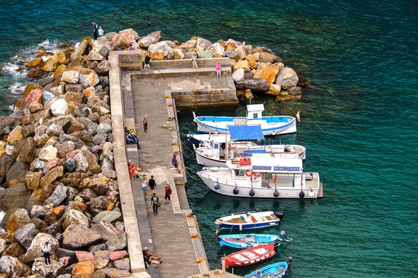 Vernazza Italy May 2016 Boats Port Vernazza Vulnetia Small Town — Stock Photo, Image