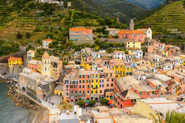 Vernazza, İtalya - 5 Mayıs 2016: La Spezia, Liguria, İtalya eyaletinin küçük bir kasabası olan Vernazza'nın (Vulnetia) havadan görünümü. Cinque Terre, Unesco Dünya Mirası Listesi'ndeki topraklardan biri.