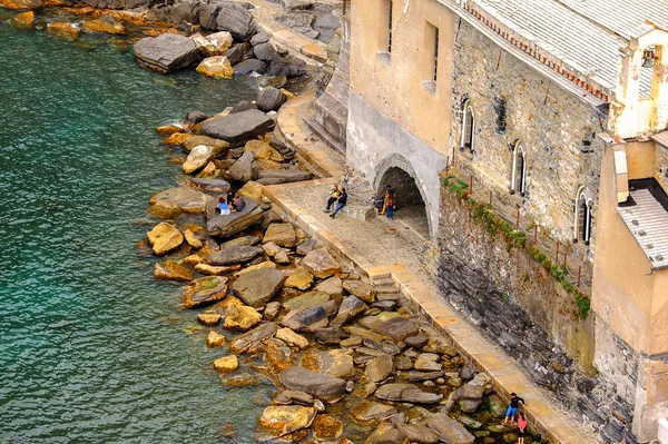 Vernazza, İtalya - 5 Mayıs 2016: Vernazza (Vulnetia), İtalya'nın Liguria eyaletinin La Spezia eyaletinde yer alan küçük bir kasaba. Unesco Dünya Mirası Listesi'ndeki Cinque Terre topraklarından biri.