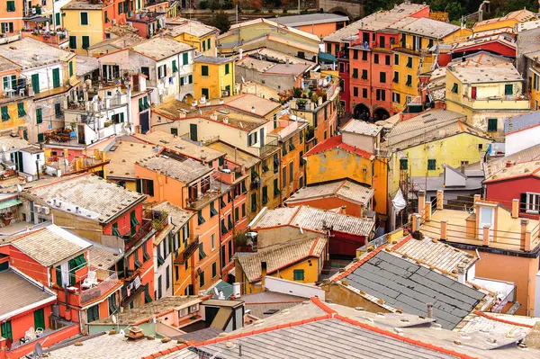 Vernazza, İtalya - 5 Mayıs 2016: İtalya'nın Liguria eyaletinin La Spezia eyaletinde küçük bir kasaba olan Vernazza'nın (Vulnetia) beatiful görünümü. Unesco Dünya Mirası Listesi'ndeki Cinque Terre topraklarından biri.