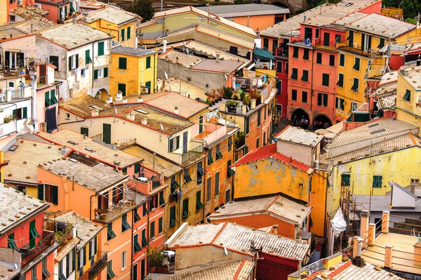 Vernazza, İtalya - 5 Mayıs 2016: İtalya'nın Liguria eyaletinin La Spezia eyaletinde küçük bir kasaba olan Vernazza'nın (Vulnetia) beatiful görünümü. Unesco Dünya Mirası Listesi'ndeki Cinque Terre topraklarından biri.