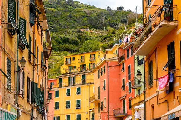 Vernazza, İtalya - 5 Mayıs 2016: La Spezia, Liguria, İtalya'da küçük bir kasaba olan Vernazza'nın (Vulnetia) renkli mimarisi. Cinque Terre, Unesco Dünya Mirası Listesi'ndeki topraklardan biri.