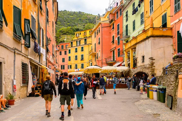 Vernazza, İtalya - 5 Mayıs 2016: La Spezia, Liguria, İtalya'da küçük bir kasaba olan Vernazza'nın (Vulnetia) renkli mimarisi. Cinque Terre, Unesco Dünya Mirası Listesi'ndeki topraklardan biri.