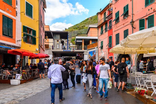 Vernazza, İtalya - 5 Mayıs 2016: La Spezia, Liguria, İtalya'da küçük bir kasaba olan Vernazza'nın (Vulnetia) renkli mimarisi. Cinque Terre, Unesco Dünya Mirası Listesi'ndeki topraklardan biri.