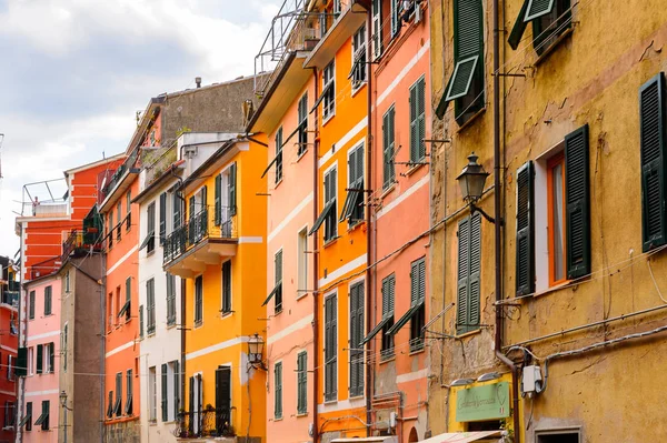 Vernazza, İtalya - 5 Mayıs 2016: La Spezia, Liguria, İtalya'da küçük bir kasaba olan Vernazza'nın (Vulnetia) renkli mimarisi. Cinque Terre, Unesco Dünya Mirası Listesi'ndeki topraklardan biri.
