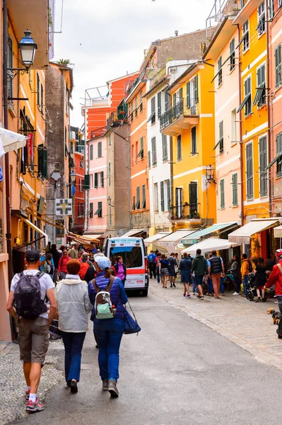 Vernazza, İtalya - 5 Mayıs 2016: La Spezia, Liguria, İtalya'da küçük bir kasaba olan Vernazza'nın (Vulnetia) renkli mimarisi. Cinque Terre, Unesco Dünya Mirası Listesi'ndeki topraklardan biri.