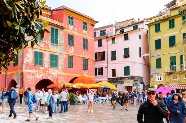 Vernazza, İtalya - 5 Mayıs 2016: La Spezia, Liguria, İtalya'da küçük bir kasaba olan Vernazza'nın (Vulnetia) renkli mimarisi. Cinque Terre, Unesco Dünya Mirası Listesi'ndeki topraklardan biri.
