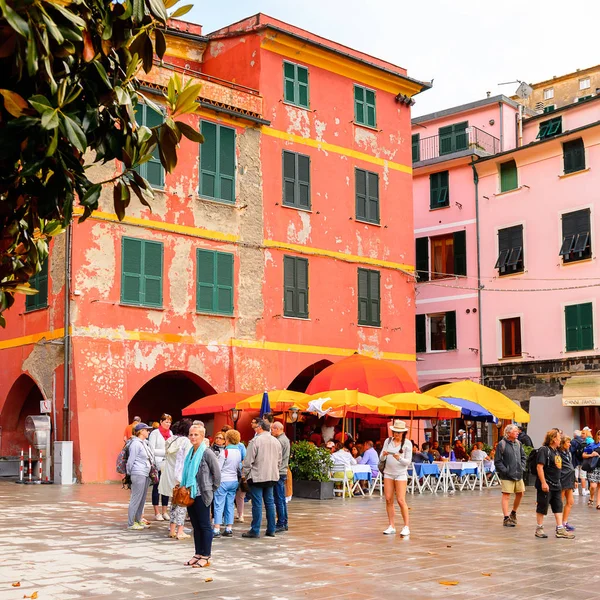 Vernazza, İtalya - 5 Mayıs 2016: La Spezia, Liguria, İtalya'da küçük bir kasaba olan Vernazza'nın (Vulnetia) renkli mimarisi. Cinque Terre, Unesco Dünya Mirası Listesi'ndeki topraklardan biri.