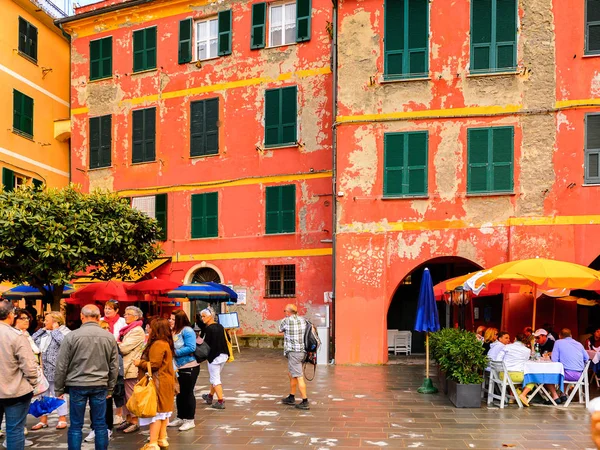 Vernazza, İtalya - 5 Mayıs 2016: La Spezia, Liguria, İtalya'da küçük bir kasaba olan Vernazza'nın (Vulnetia) renkli mimarisi. Cinque Terre, Unesco Dünya Mirası Listesi'ndeki topraklardan biri.