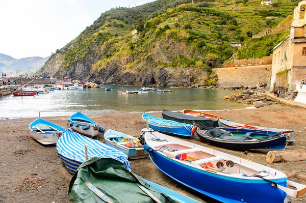Vernazza, İtalya - 5 Mayıs 2016: Vernazza (Vulnetia), İtalya'nın Liguria eyaletinin Küçük Bir kasabası olan Vernazza (Vulnetia) sahilinde tekneler. Cinque Terre, Unesco Dünya Mirası Listesi'ndeki topraklardan biri.