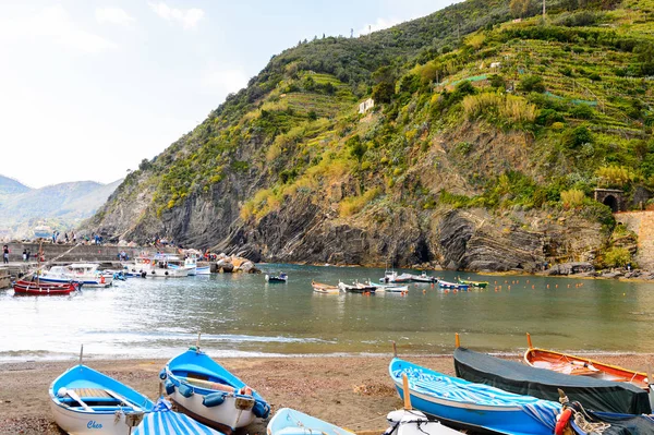 Vernazza, İtalya - 5 Mayıs 2016: Vernazza (Vulnetia), İtalya'nın Liguria eyaletinin Küçük Bir kasabası olan Vernazza (Vulnetia) sahilinde tekneler. Cinque Terre, Unesco Dünya Mirası Listesi'ndeki topraklardan biri.