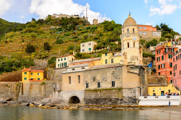 Vernazza, İtalya - 5 Mayıs 2016: Santa Margherita d'Antiochia(Vulnetia), İtalya. Cinque Terre, Unesco Dünya Mirası Listesi'ndeki topraklardan biri.