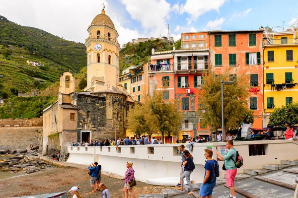 Vernazza, İtalya - 5 Mayıs 2016: Santa Margherita d'Antiochia(Vulnetia), İtalya. Cinque Terre, Unesco Dünya Mirası Listesi'ndeki topraklardan biri.