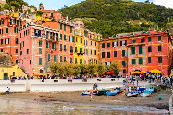 Vernazza, İtalya - 5 Mayıs 2016: Vernazza (Vulnetia), İtalya'nın Liguria eyaletinin La Spezia eyaletinde yer alan küçük bir kasaba. Cinque Terre, Unesco Dünya Mirası Listesi'ndeki topraklardan biri.