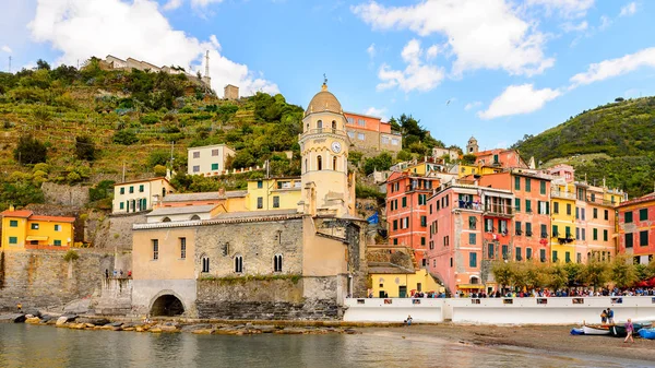 Vernazza, İtalya - 5 Mayıs 2016: Vernazza (Vulnetia), İtalya'nın Liguria eyaletinin La Spezia eyaletinde yer alan küçük bir kasaba. Cinque Terre, Unesco Dünya Mirası Listesi'ndeki topraklardan biri.
