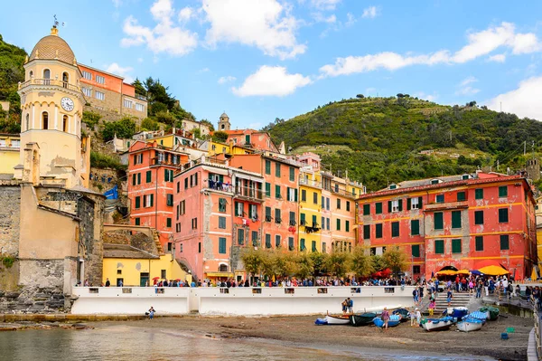Vernazza, İtalya - 5 Mayıs 2016: Vernazza (Vulnetia), İtalya'nın Liguria eyaletinin La Spezia eyaletinde yer alan küçük bir kasaba. Cinque Terre, Unesco Dünya Mirası Listesi'ndeki topraklardan biri.