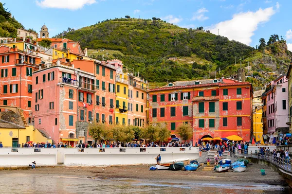 Vernazza, İtalya - 5 Mayıs 2016: Vernazza (Vulnetia), İtalya'nın Liguria eyaletinin La Spezia eyaletinde yer alan küçük bir kasaba. Cinque Terre, Unesco Dünya Mirası Listesi'ndeki topraklardan biri.