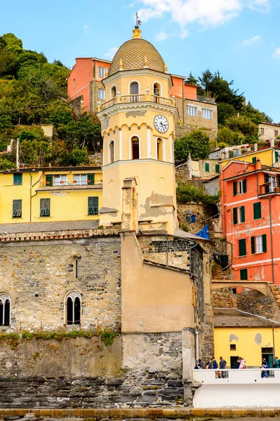 Vernazza, İtalya - 5 Mayıs 2016: Vernazza (Vulnetia), İtalya'nın Liguria eyaletinin La Spezia eyaletinde yer alan küçük bir kasaba. Cinque Terre, Unesco Dünya Mirası Listesi'ndeki topraklardan biri.