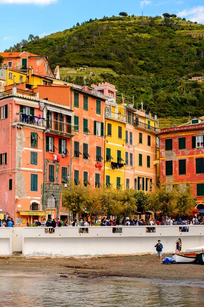 Vernazza, İtalya - 5 Mayıs 2016: Vernazza (Vulnetia), İtalya'nın Liguria eyaletinin La Spezia eyaletinde yer alan küçük bir kasaba. Cinque Terre, Unesco Dünya Mirası Listesi'ndeki topraklardan biri.