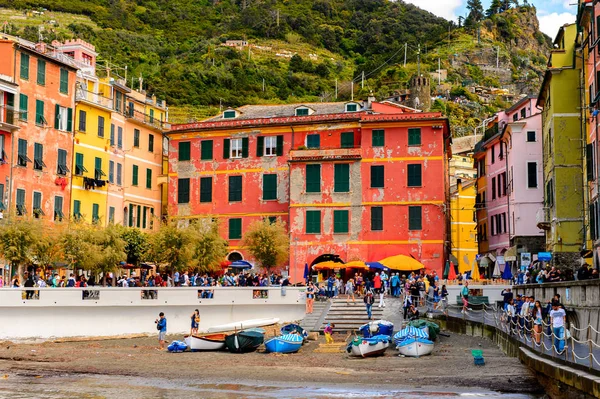 Vernazza, İtalya - 5 Mayıs 2016: Vernazza (Vulnetia), İtalya'nın Liguria eyaletinin La Spezia eyaletinde yer alan küçük bir kasaba. Cinque Terre, Unesco Dünya Mirası Listesi'ndeki topraklardan biri.