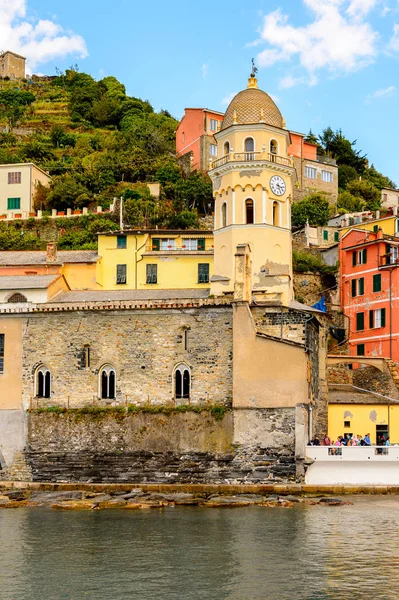 Vernazza, İtalya - 5 Mayıs 2016: Vernazza (Vulnetia), İtalya'nın Liguria eyaletinin La Spezia eyaletinde yer alan küçük bir kasaba. Cinque Terre, Unesco Dünya Mirası Listesi'ndeki topraklardan biri.
