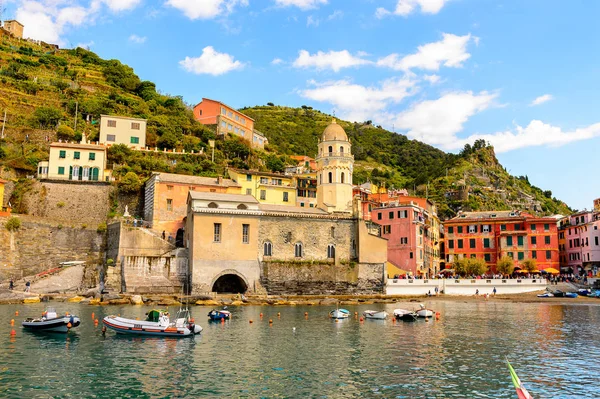 Vernazza, İtalya - 5 Mayıs 2016: Vernazza'nın güzel rivierası (Vulnetia), İtalya'nın Liguria eyaletinin La Spezia eyaletinde yer alan küçük bir kasaba. Cinque Terre, Unesco Dünya Mirası Listesi'ndeki topraklardan biri.