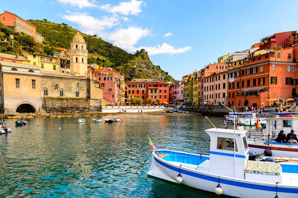 Vernazza, İtalya - 5 Mayıs 2016: Vernazza'nın güzel rivierası (Vulnetia), İtalya'nın Liguria eyaletinin La Spezia eyaletinde yer alan küçük bir kasaba. Cinque Terre, Unesco Dünya Mirası Listesi'ndeki topraklardan biri.