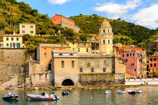 Vernazza, İtalya - 5 Mayıs 2016: Vernazza'nın güzel rivierası (Vulnetia), İtalya'nın Liguria eyaletinin La Spezia eyaletinde yer alan küçük bir kasaba. Cinque Terre, Unesco Dünya Mirası Listesi'ndeki topraklardan biri.