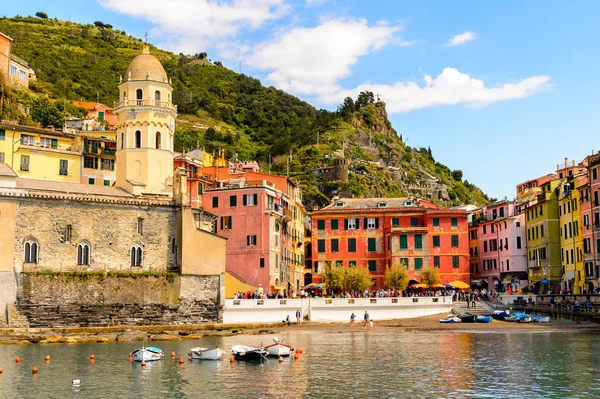 Vernazza, İtalya - 5 Mayıs 2016: Vernazza'nın güzel rivierası (Vulnetia), İtalya'nın Liguria eyaletinin La Spezia eyaletinde yer alan küçük bir kasaba. Cinque Terre, Unesco Dünya Mirası Listesi'ndeki topraklardan biri.