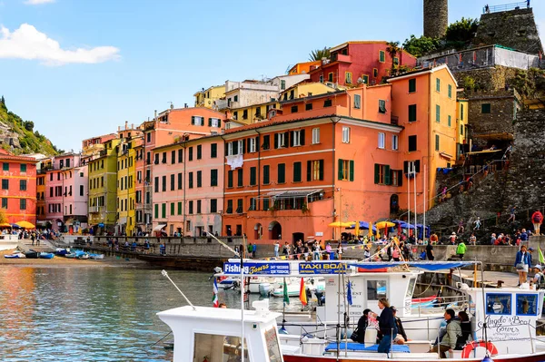 Vernazza, İtalya - 5 Mayıs 2016: Vernazza'nın güzel rivierası (Vulnetia), İtalya'nın Liguria eyaletinin La Spezia eyaletinde yer alan küçük bir kasaba. Cinque Terre, Unesco Dünya Mirası Listesi'ndeki topraklardan biri.